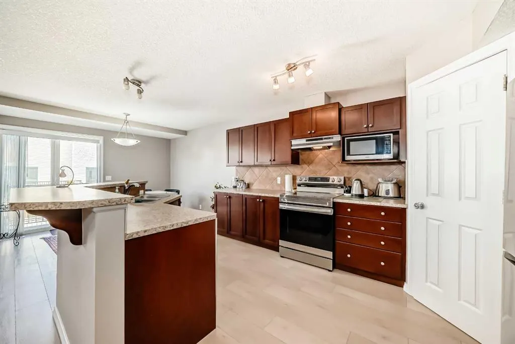77 Royal Crest View NW