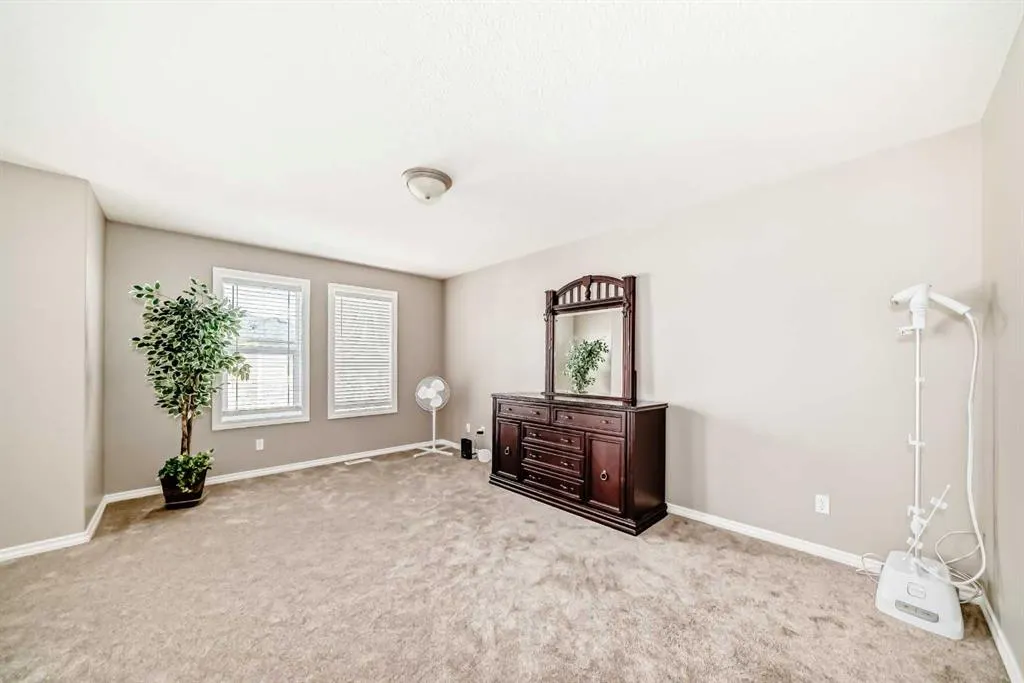77 Royal Crest View NW
