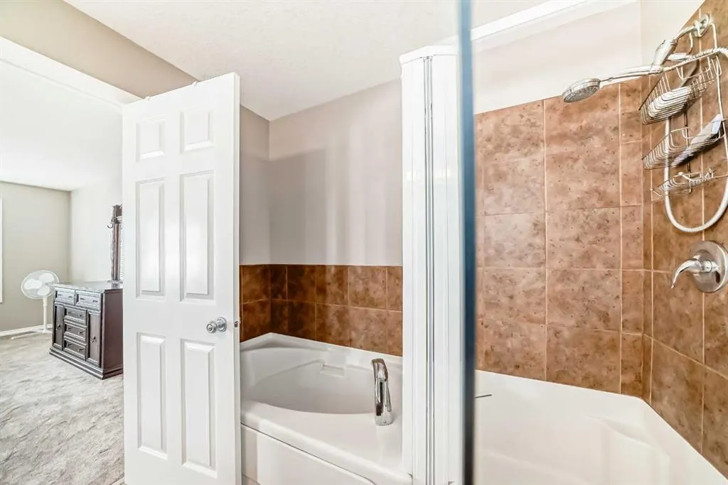 77 Royal Crest View NW
