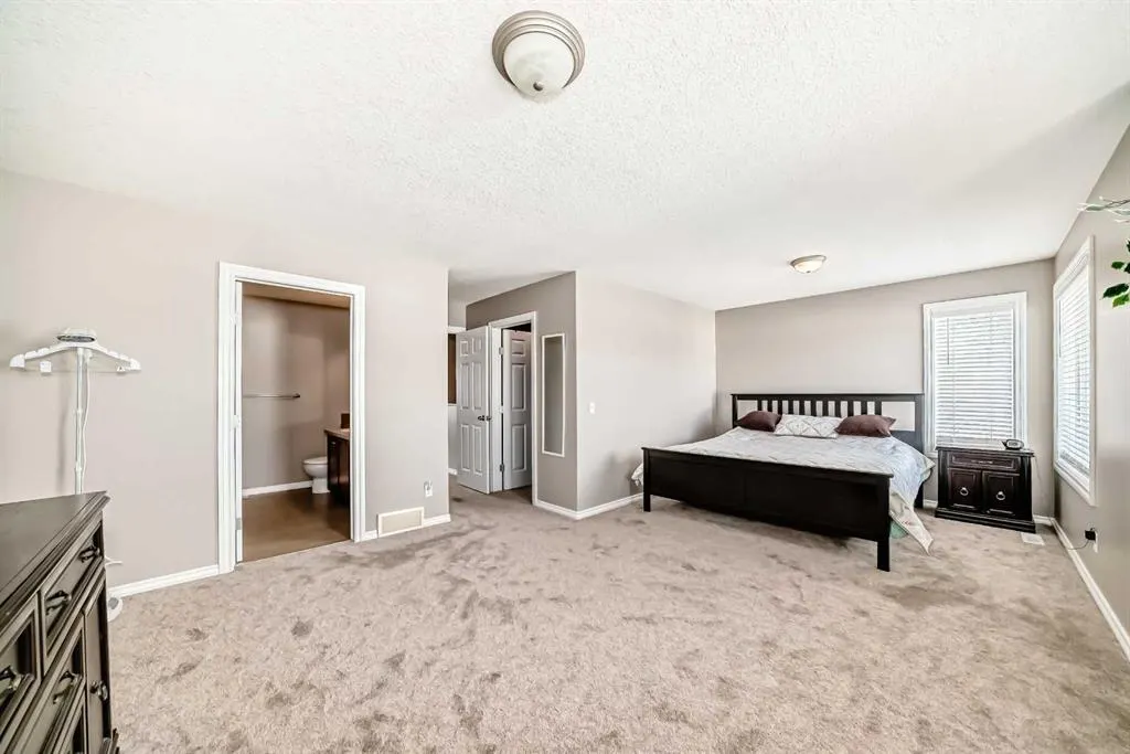 77 Royal Crest View NW