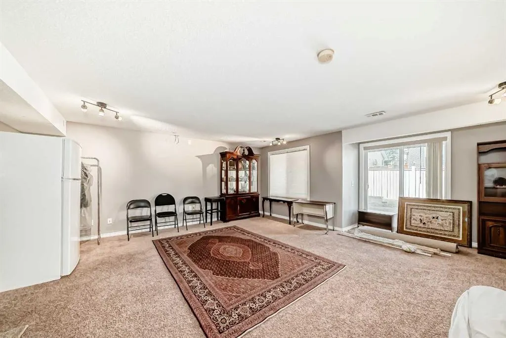77 Royal Crest View NW