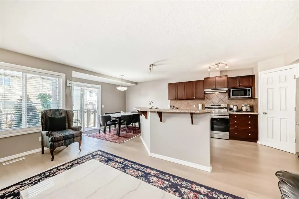 77 Royal Crest View NW