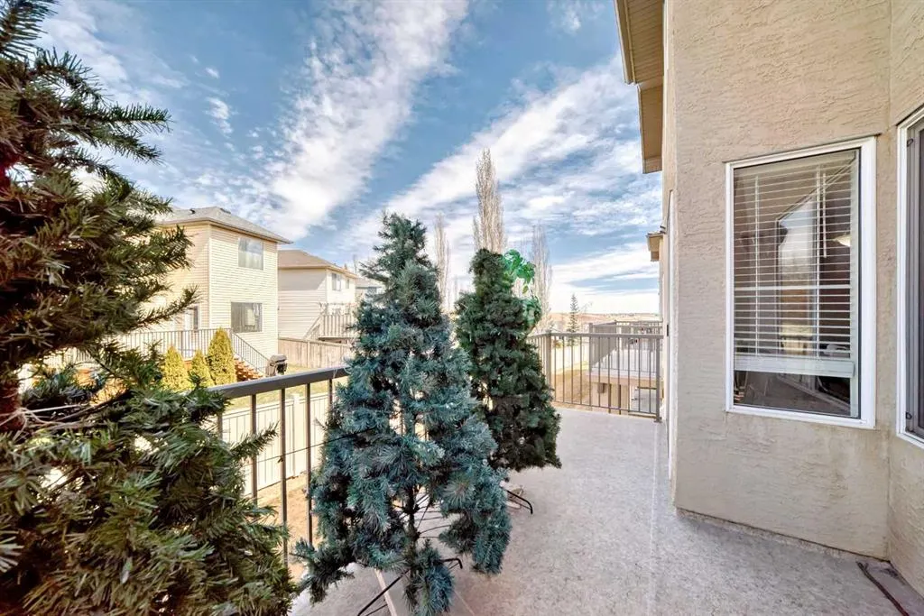 77 Royal Crest View NW