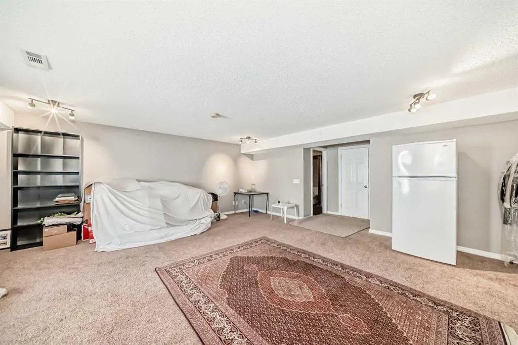 77 Royal Crest View NW