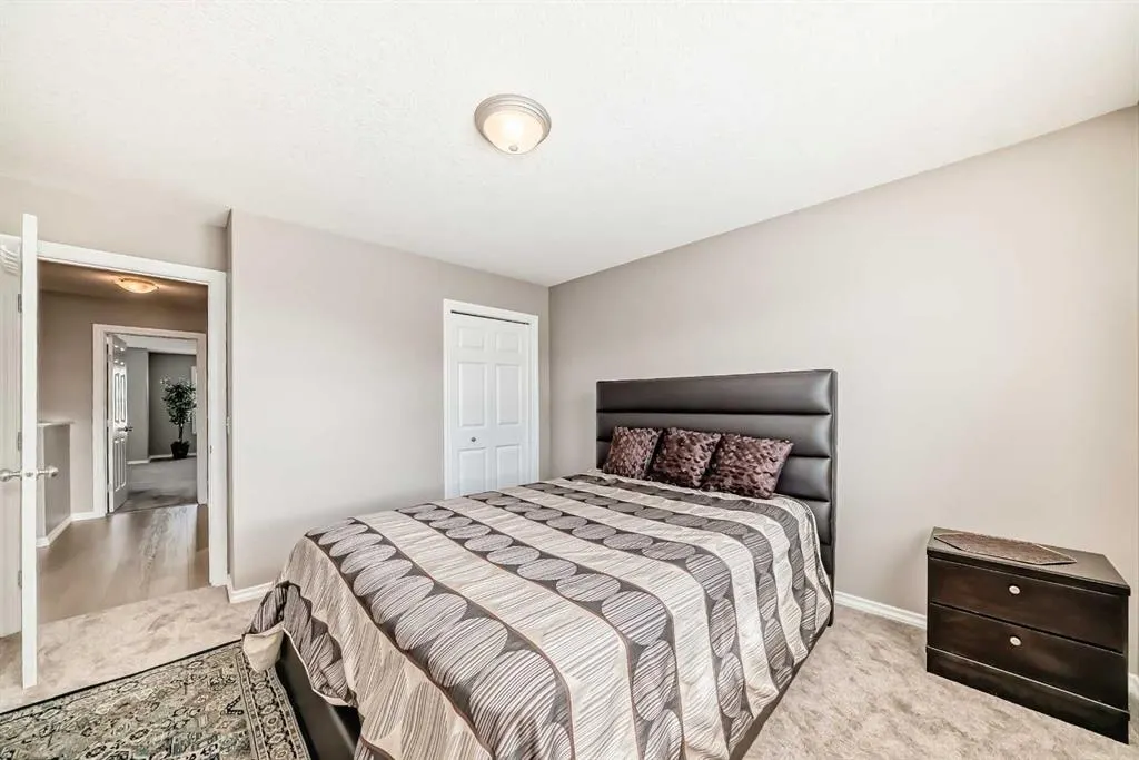 77 Royal Crest View NW