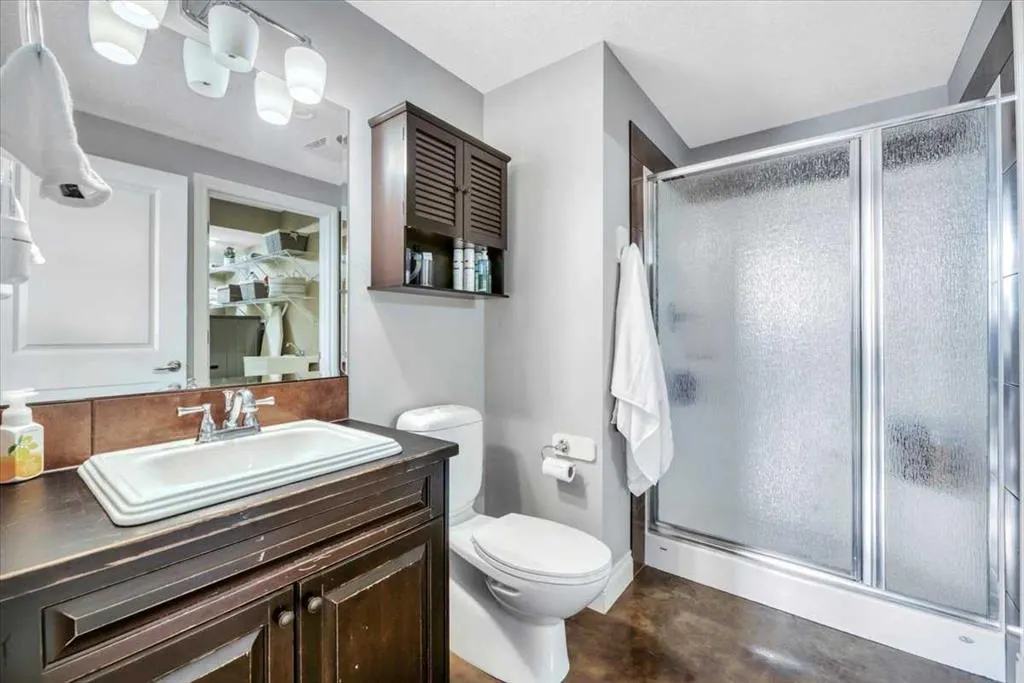 231 Railway Close SE