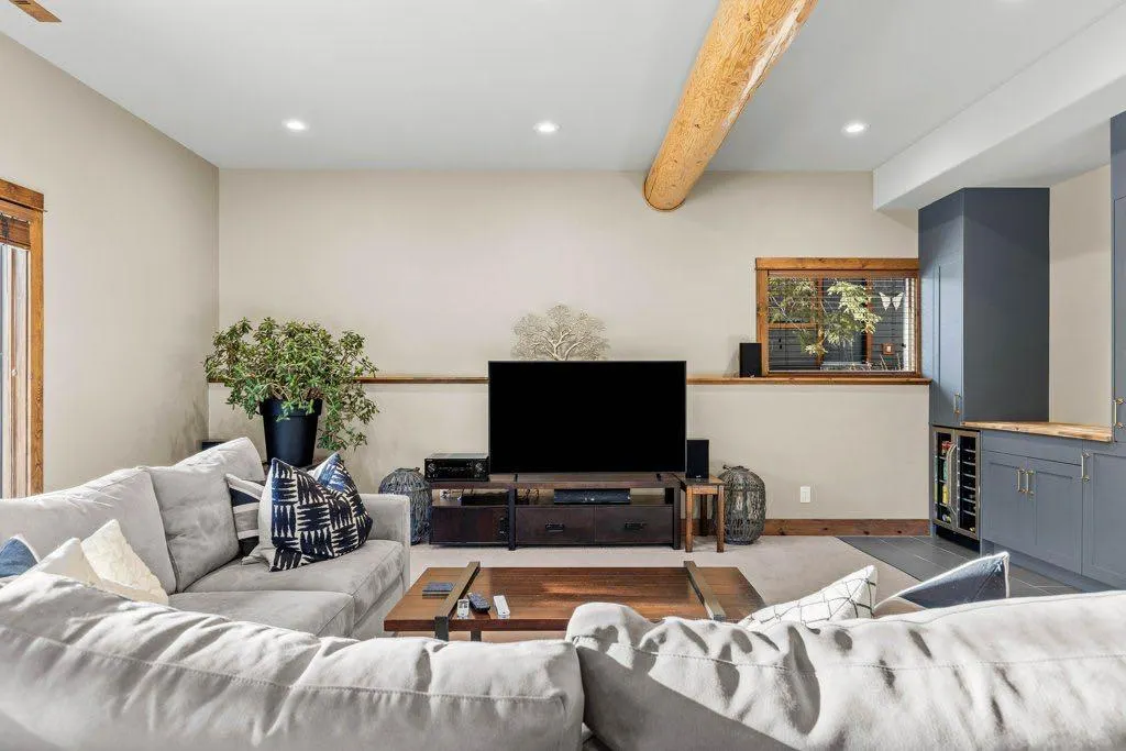 521 Silvertip Road