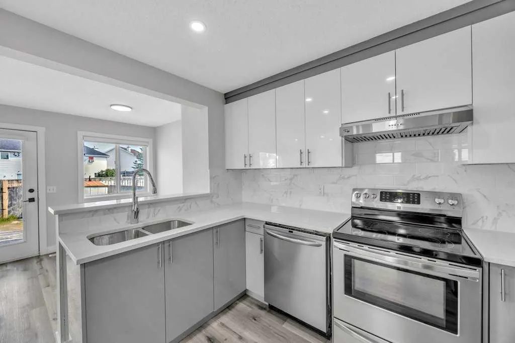 215 Coral Springs Circle NE