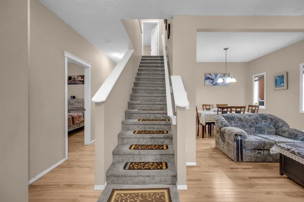 288 Saddlecrest Way NE