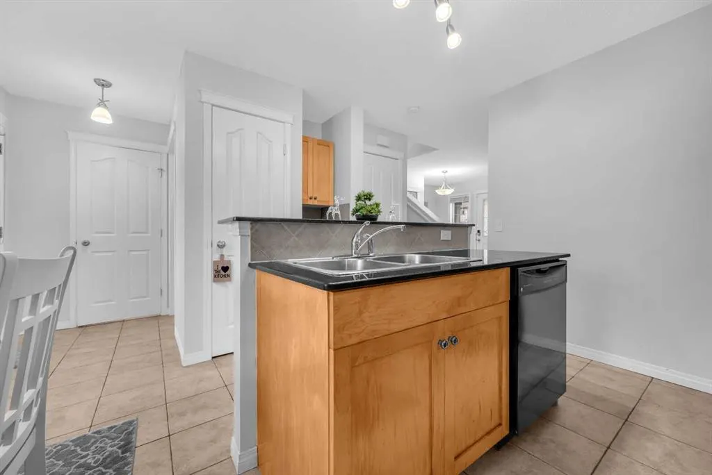 6 Luxstone Point SW
