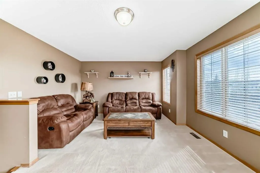 176 Cranwell Crescent SE