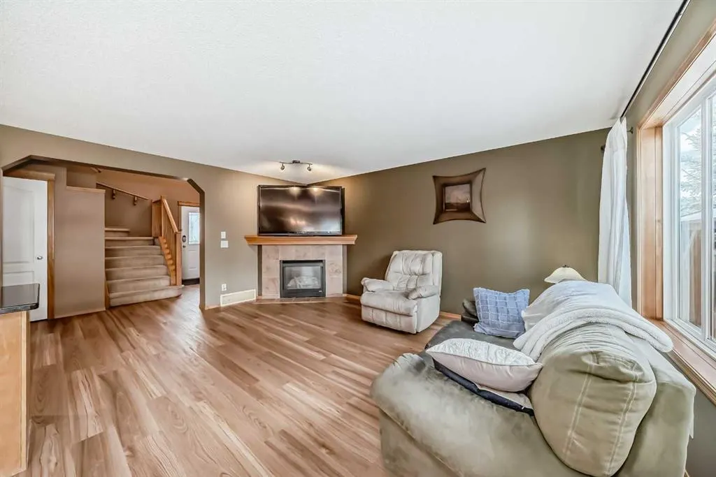 176 Cranwell Crescent SE