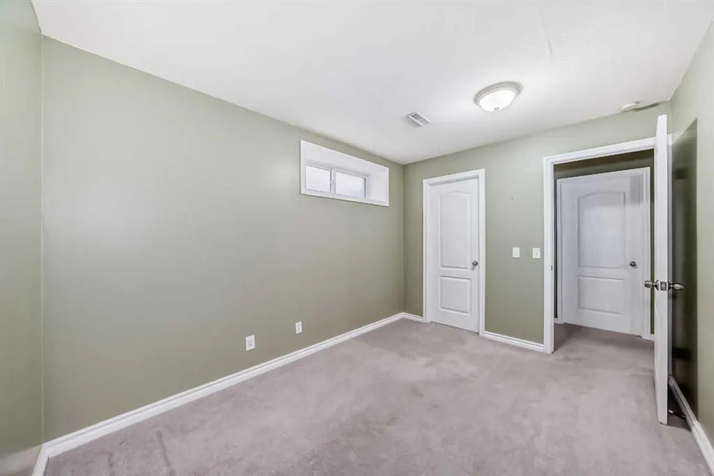 176 Cranwell Crescent SE