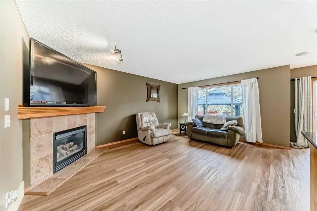 176 Cranwell Crescent SE