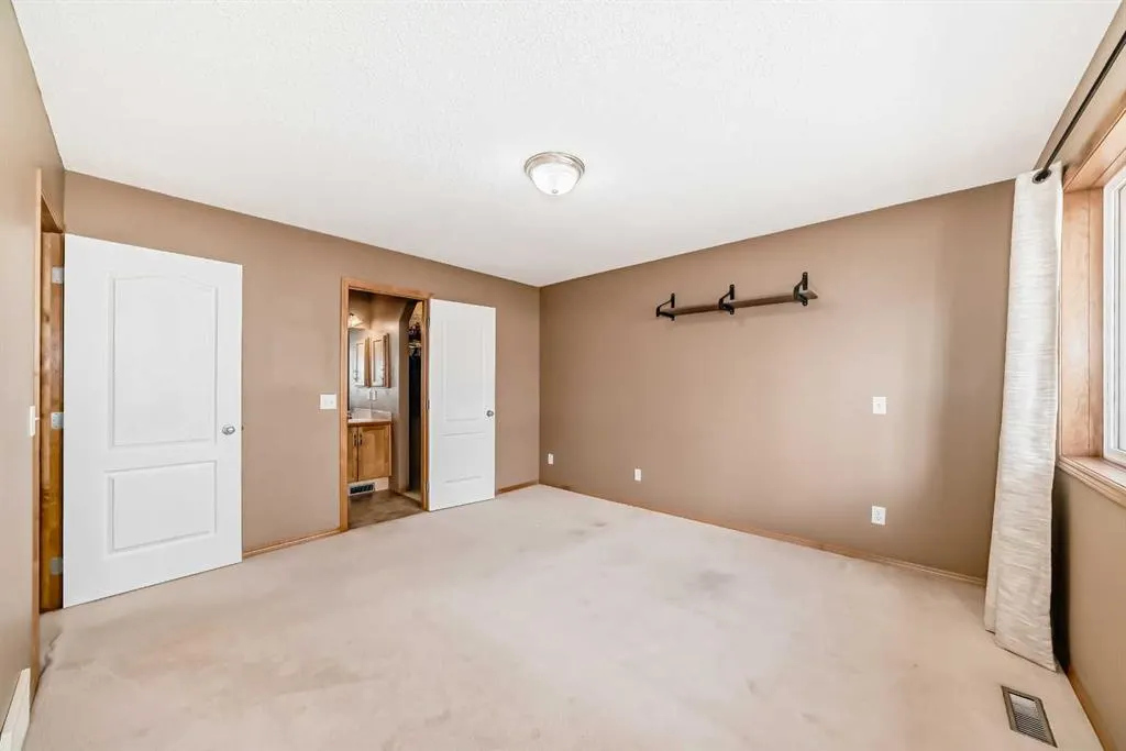 176 Cranwell Crescent SE