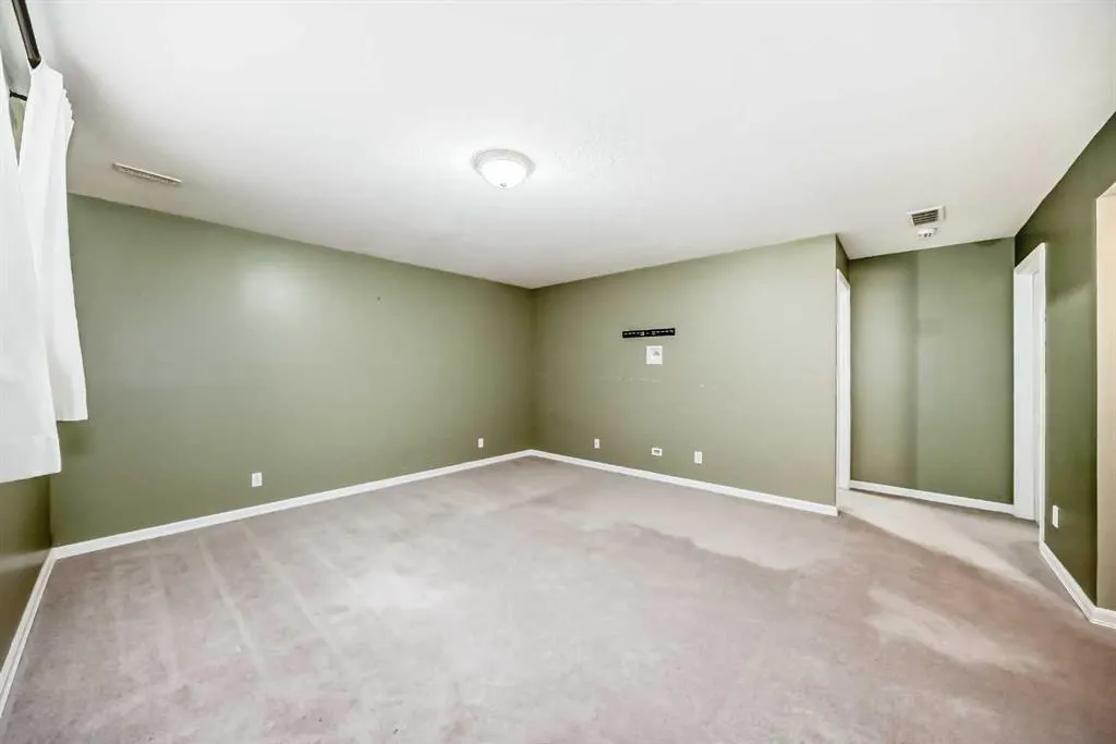 176 Cranwell Crescent SE