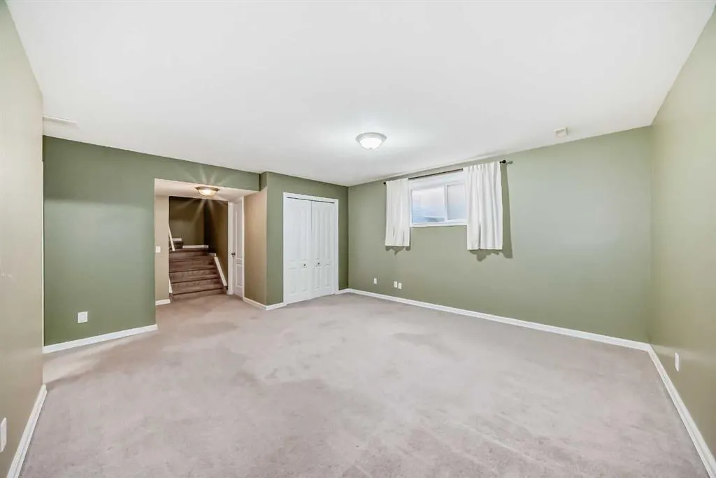 176 Cranwell Crescent SE