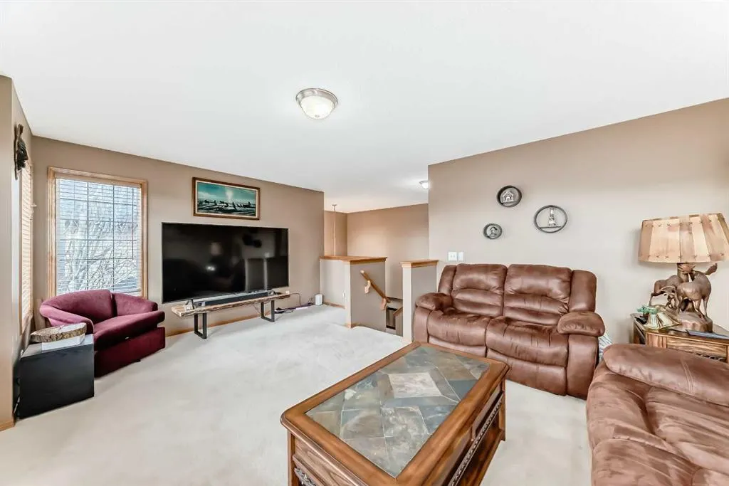176 Cranwell Crescent SE