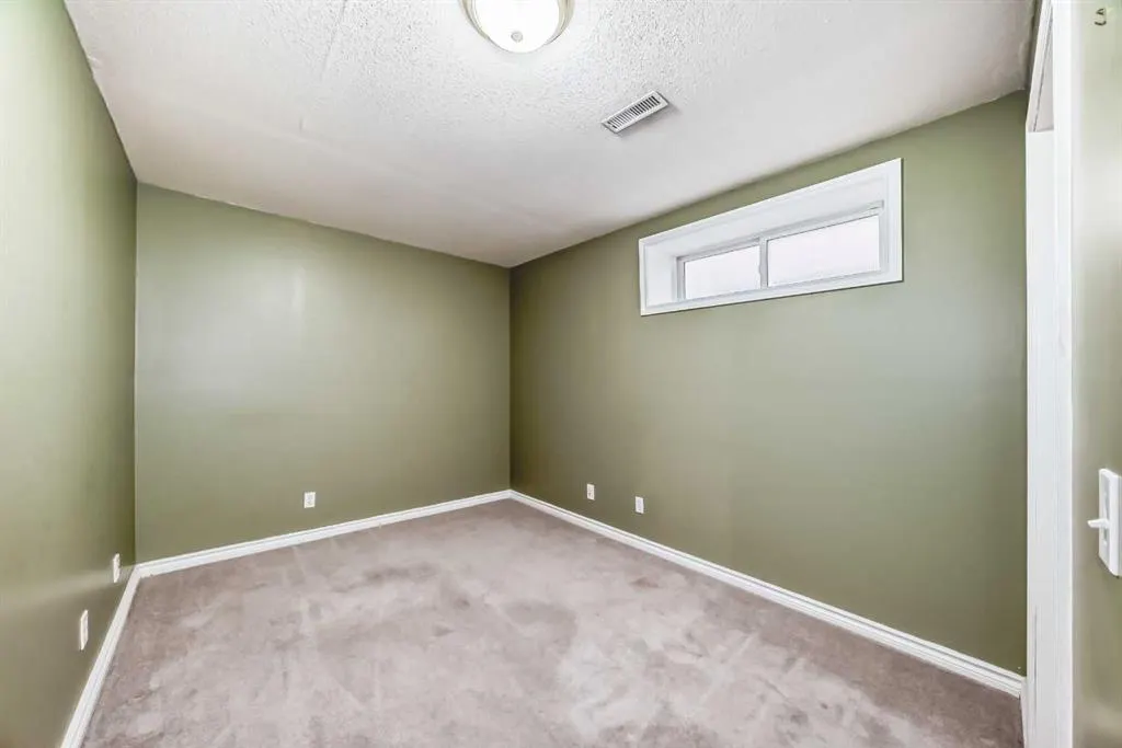 176 Cranwell Crescent SE