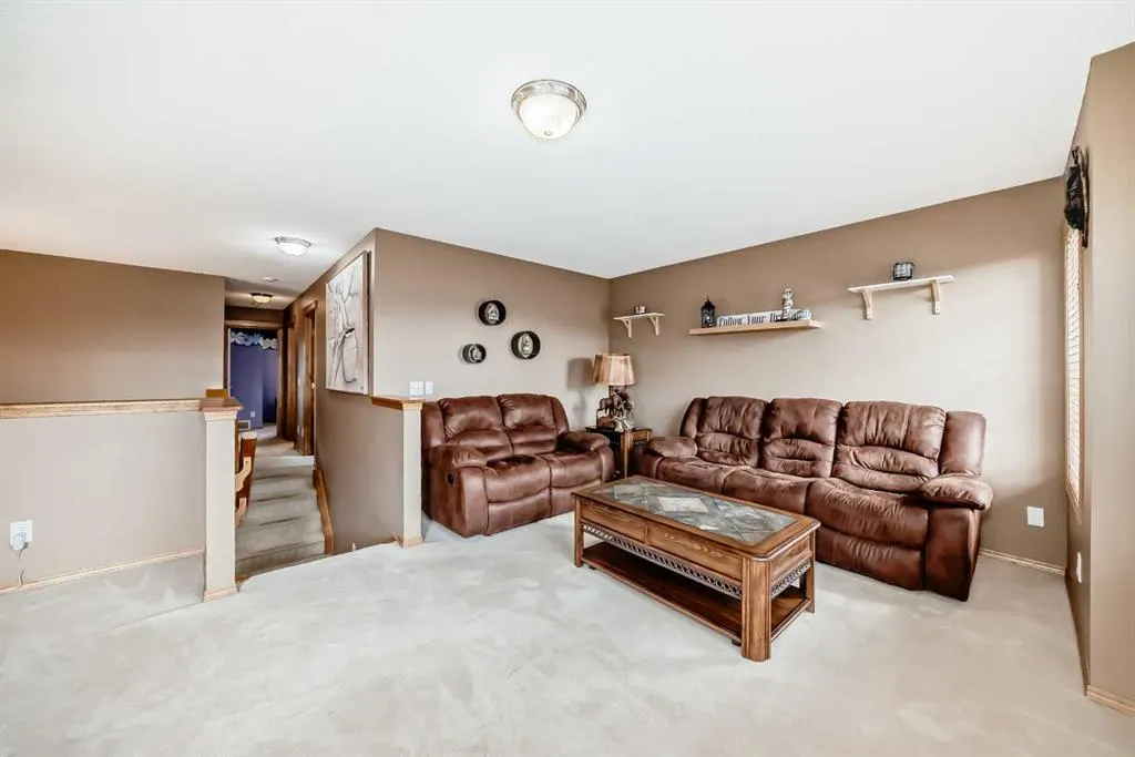 176 Cranwell Crescent SE