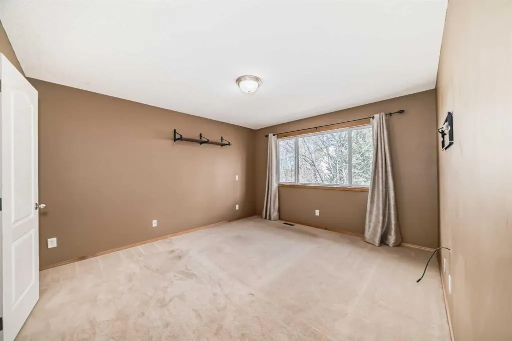 176 Cranwell Crescent SE