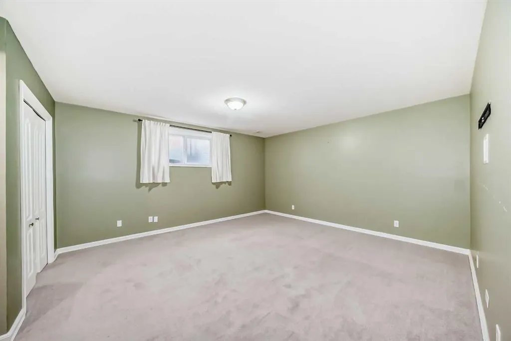 176 Cranwell Crescent SE