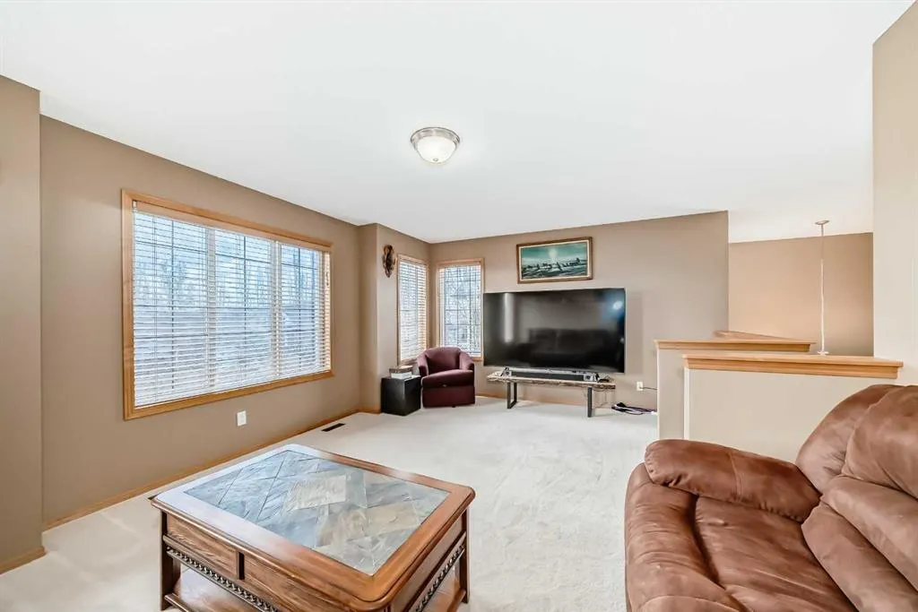 176 Cranwell Crescent SE