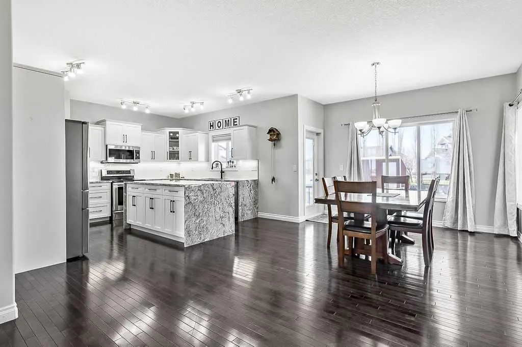 407 Railway Place SE