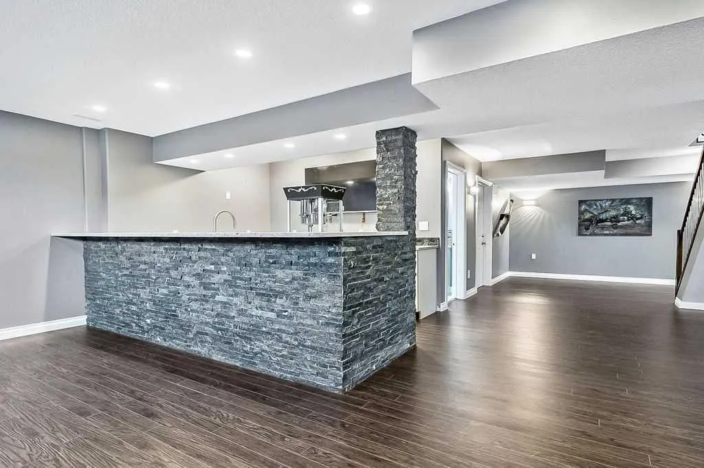 407 Railway Place SE