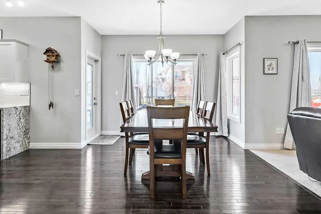 407 Railway Place SE