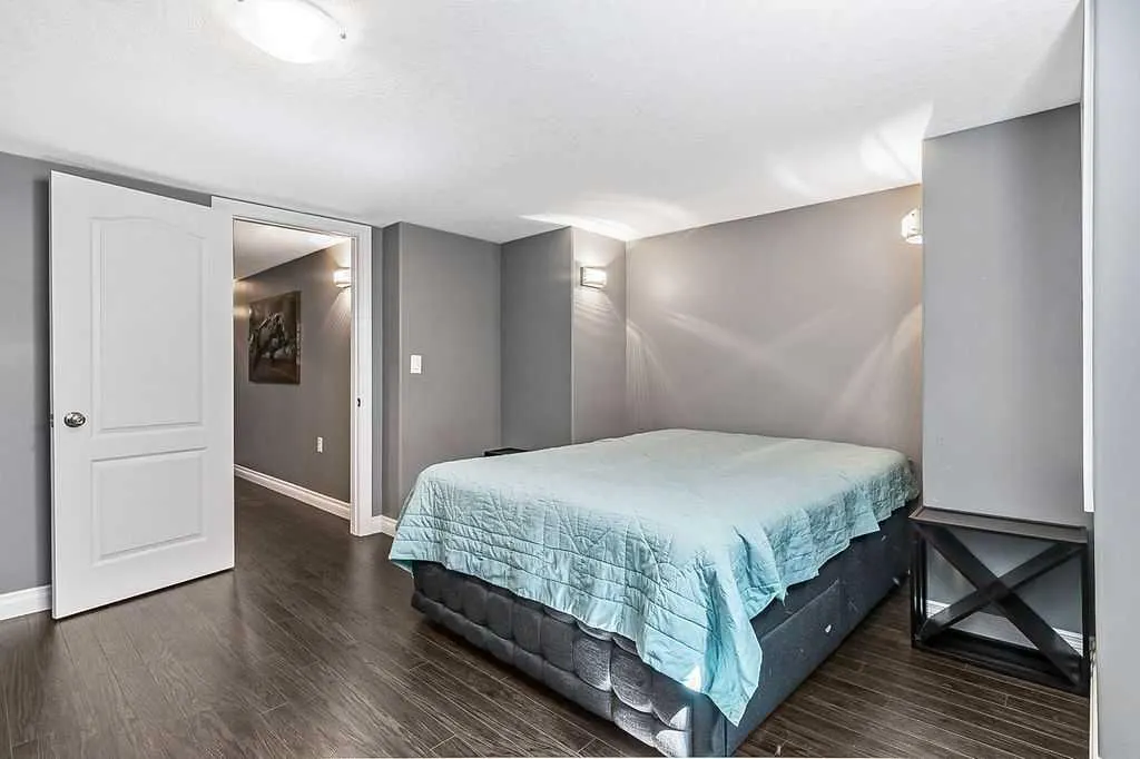 407 Railway Place SE