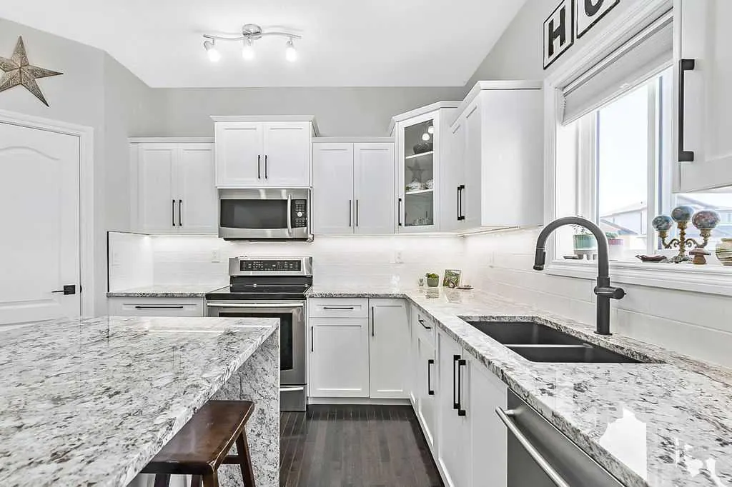 407 Railway Place SE