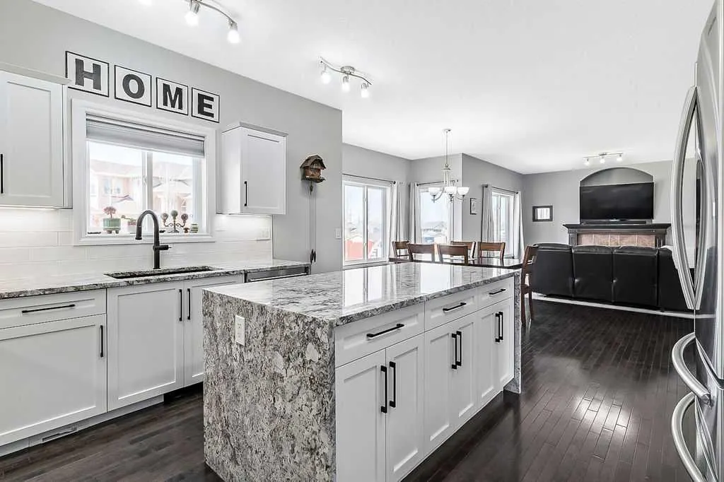407 Railway Place SE