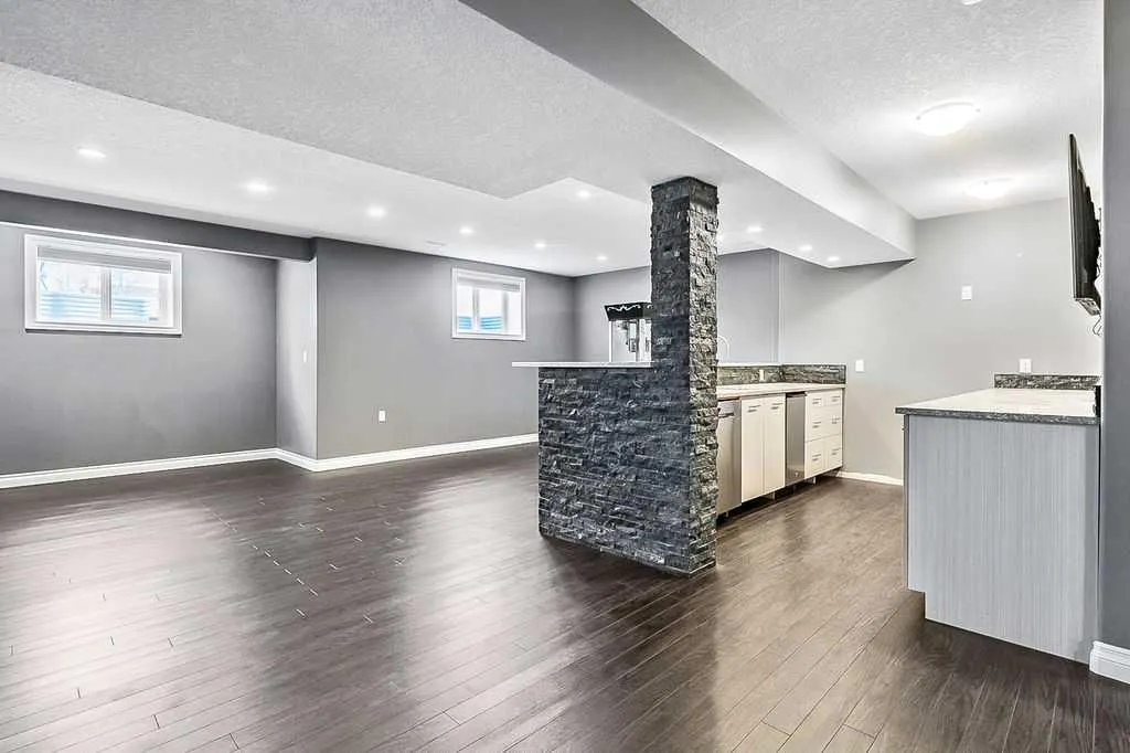 407 Railway Place SE