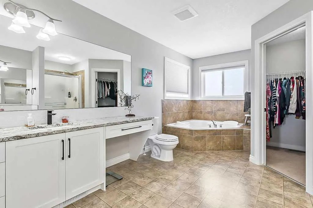 407 Railway Place SE