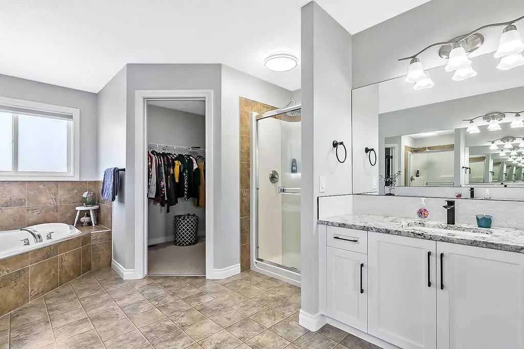 407 Railway Place SE