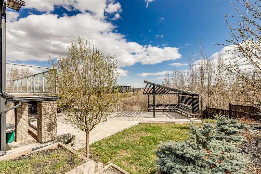24 Royal Highland Court NW