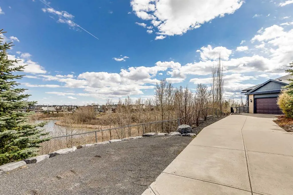 24 Royal Highland Court NW