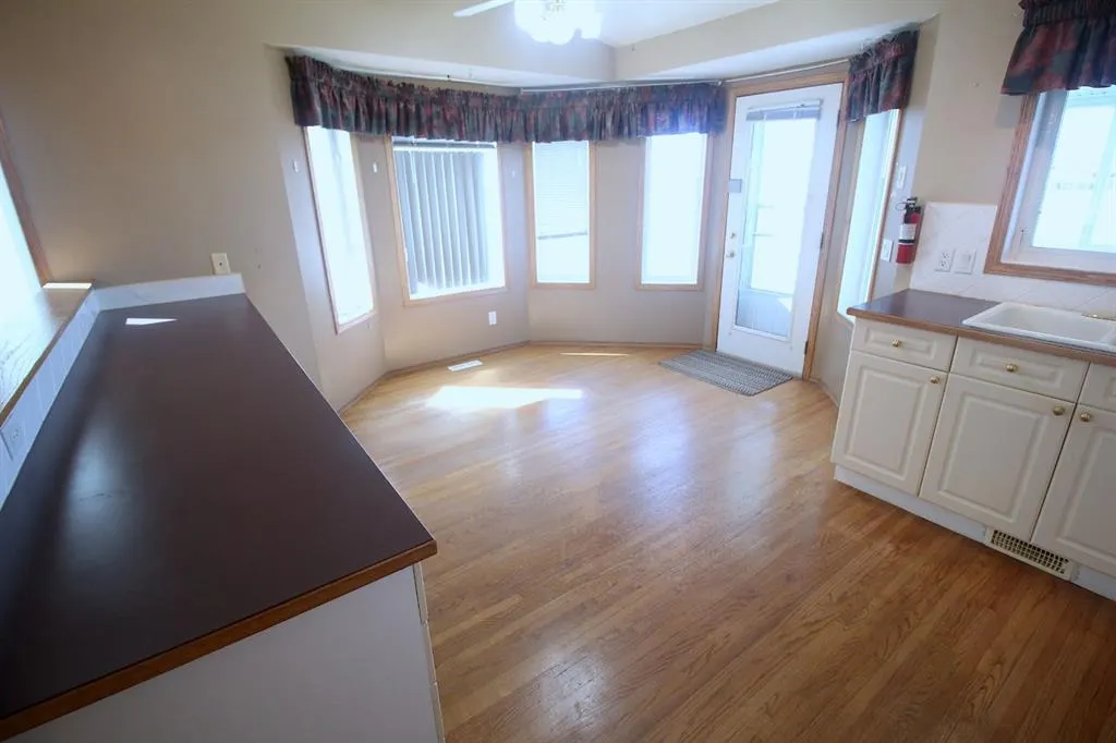 14 Strathmore Lakes Bay
