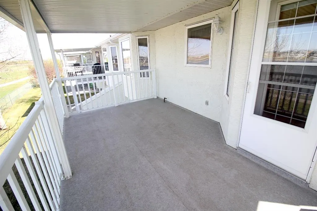 14 Strathmore Lakes Bay