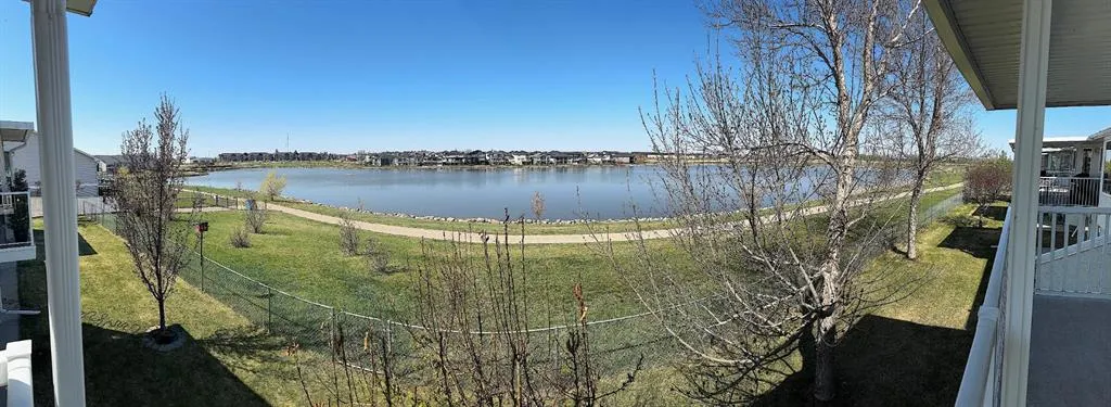 14 Strathmore Lakes Bay