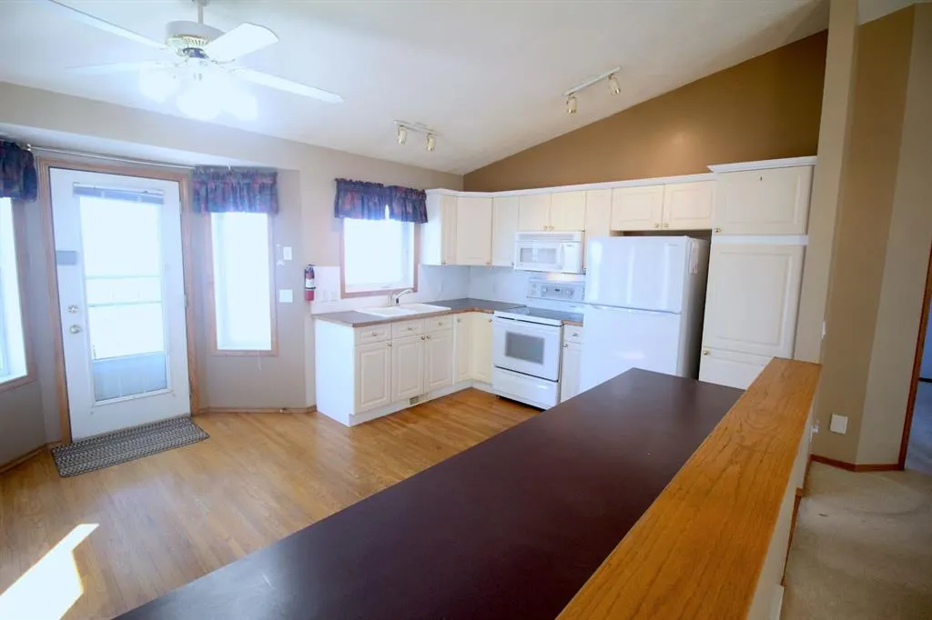 14 Strathmore Lakes Bay