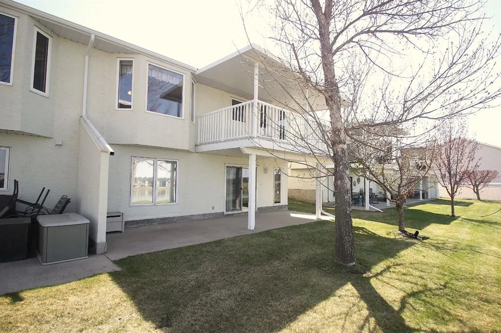 14 Strathmore Lakes Bay