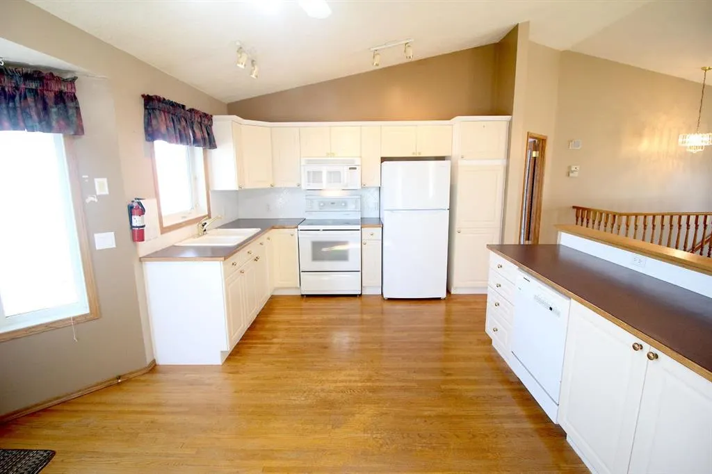 14 Strathmore Lakes Bay