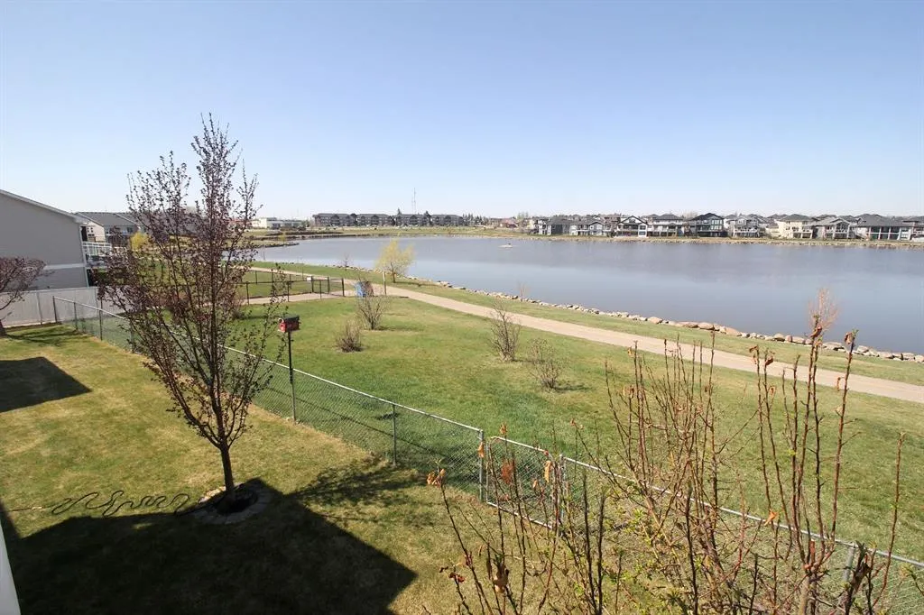 14 Strathmore Lakes Bay