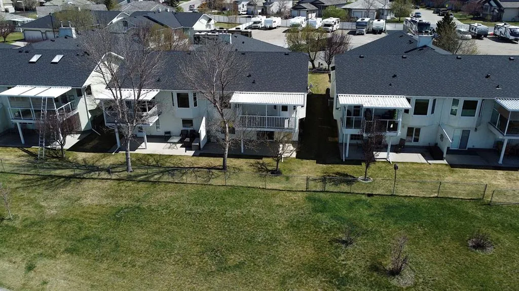 14 Strathmore Lakes Bay