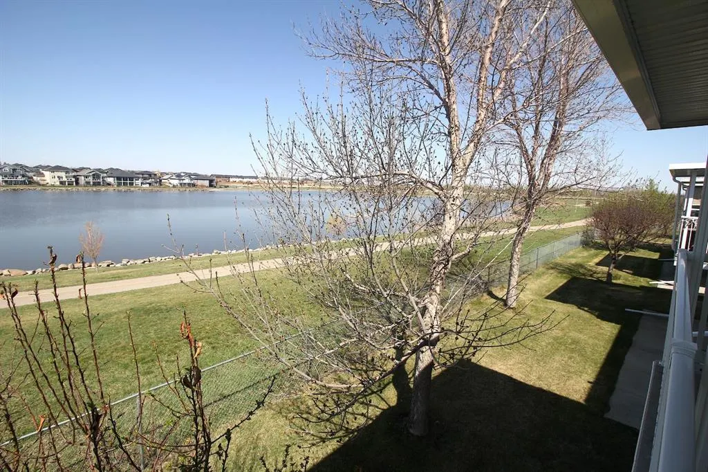 14 Strathmore Lakes Bay