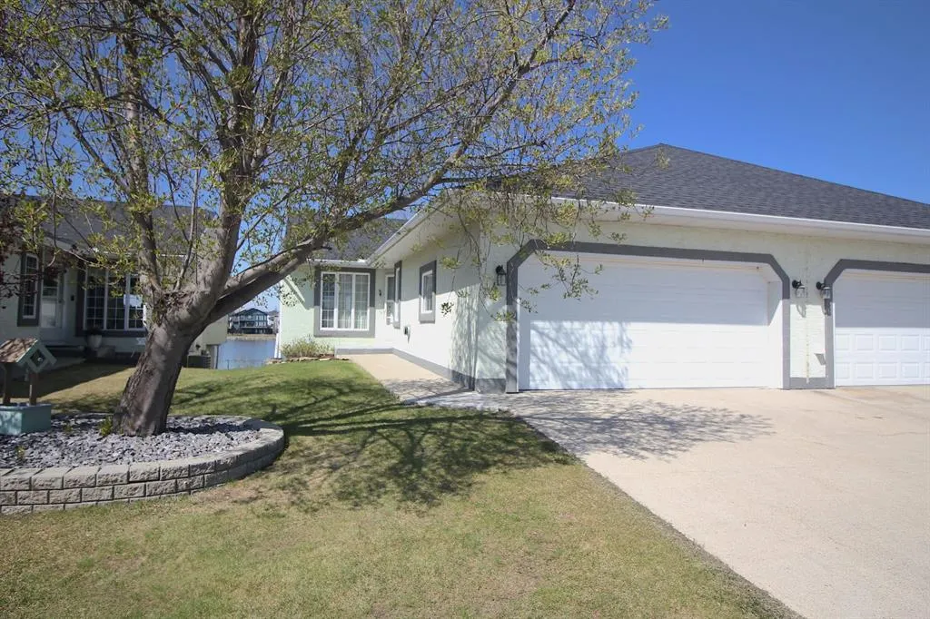 14 Strathmore Lakes Bay