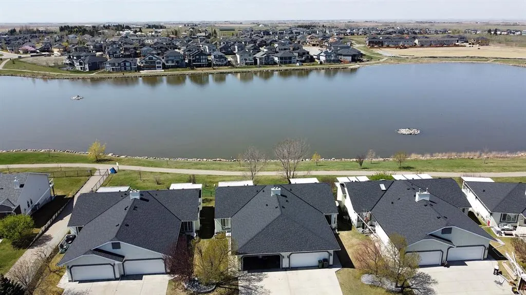 14 Strathmore Lakes Bay