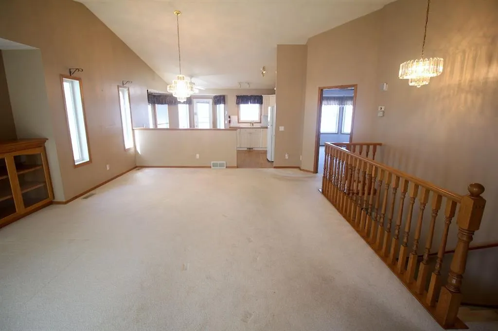 14 Strathmore Lakes Bay